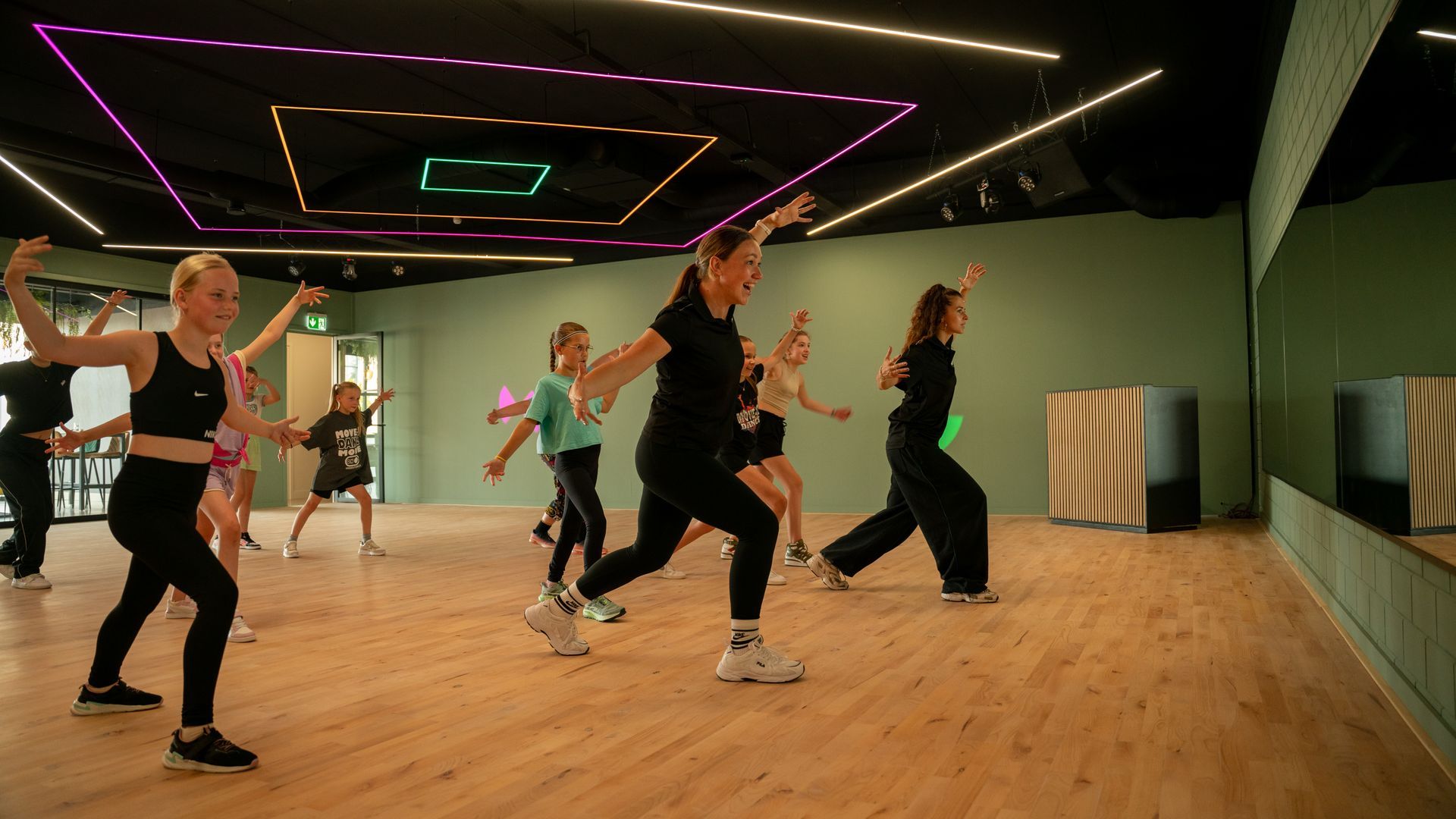 Een groep vrouwen danst samen op een podium.