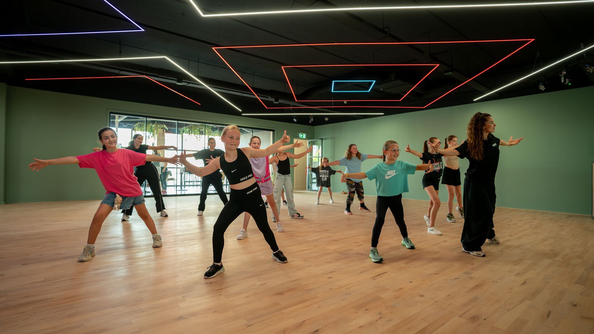 Een man doet een handstand voor een publiek.