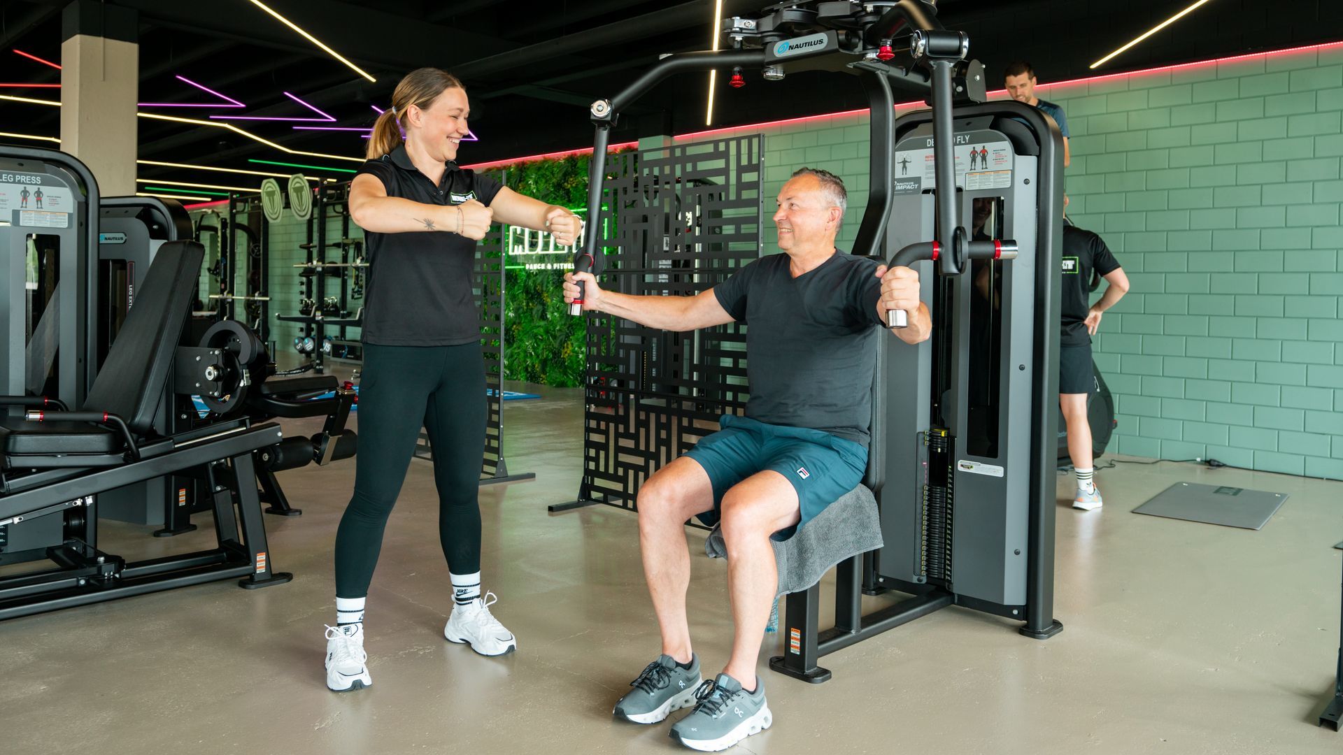 Een groep vrouwen danst samen op een podium.
