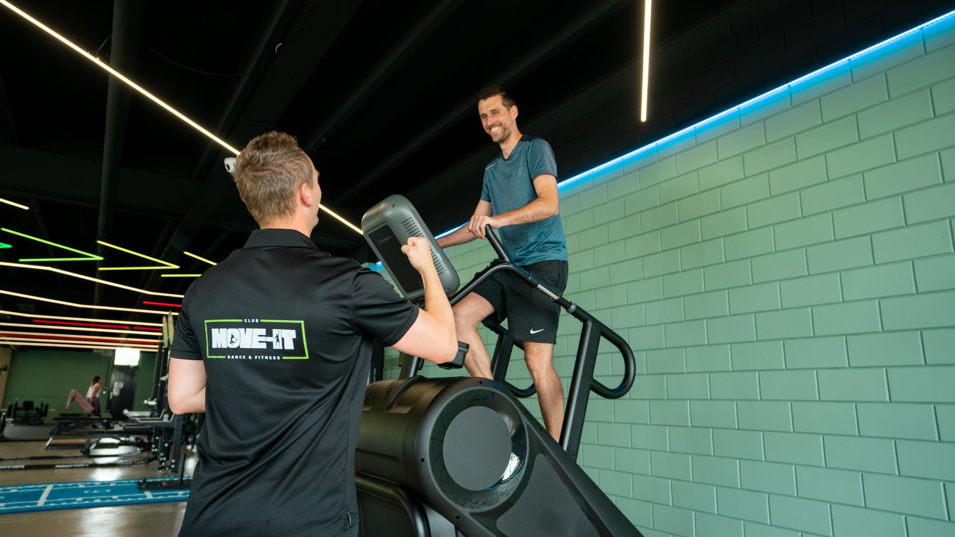 Een man houdt een touw vast in een sportschool.