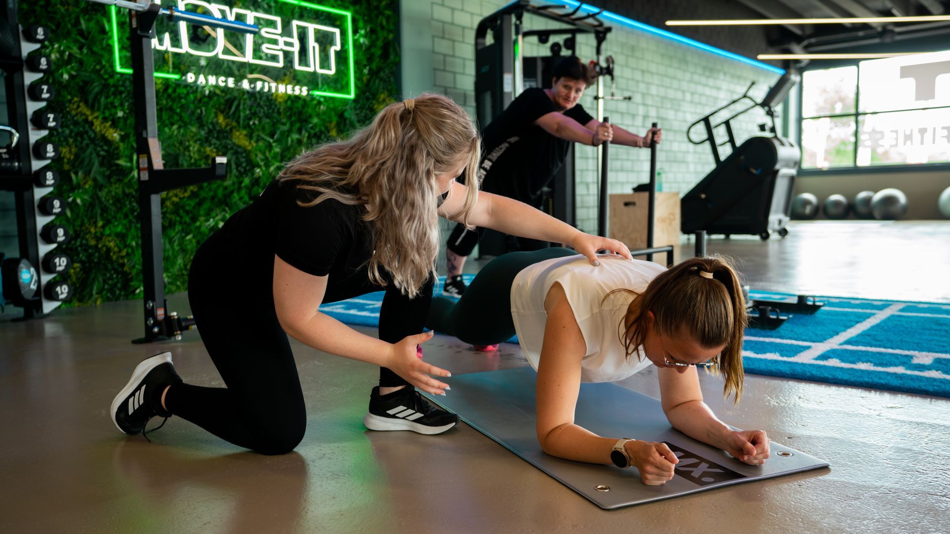 Een vrouw tilt een halter op in een sportschool.