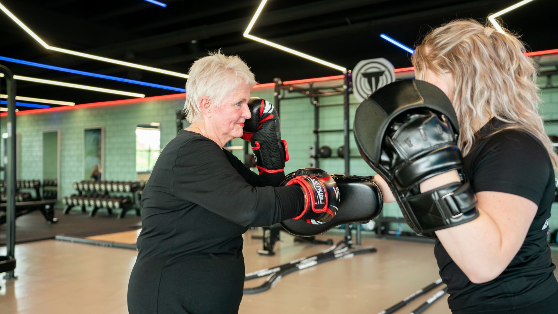 Een groep vrouwen doet oefeningen in een sportschool.