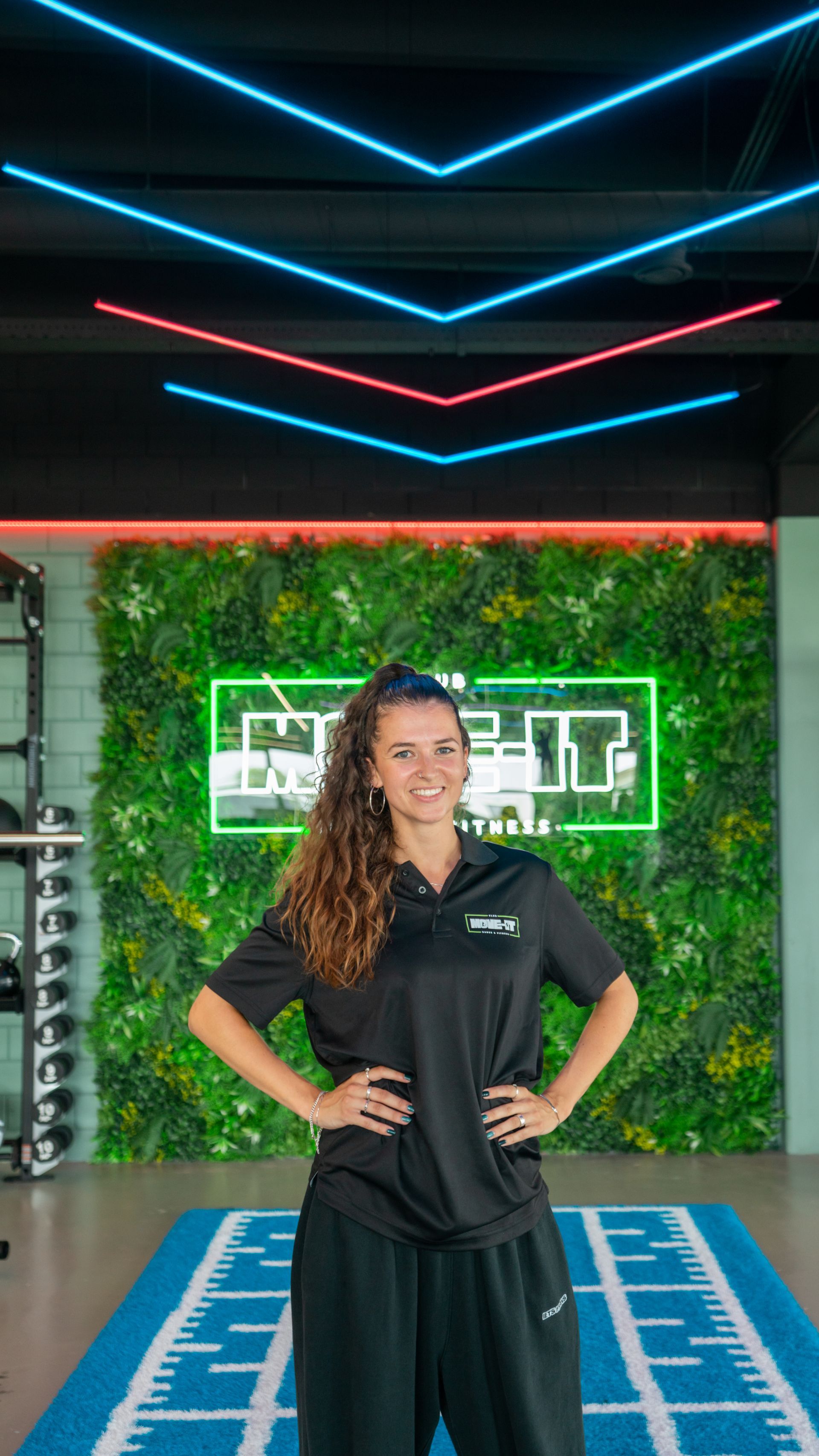 Een man met een bril en een zwart shirt staat met zijn armen over elkaar.