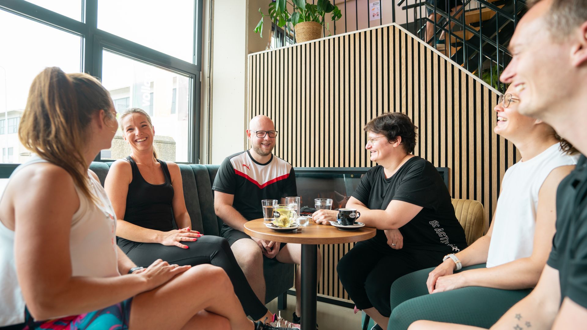 Een vrouw loopt op een loopband in een sportschool.