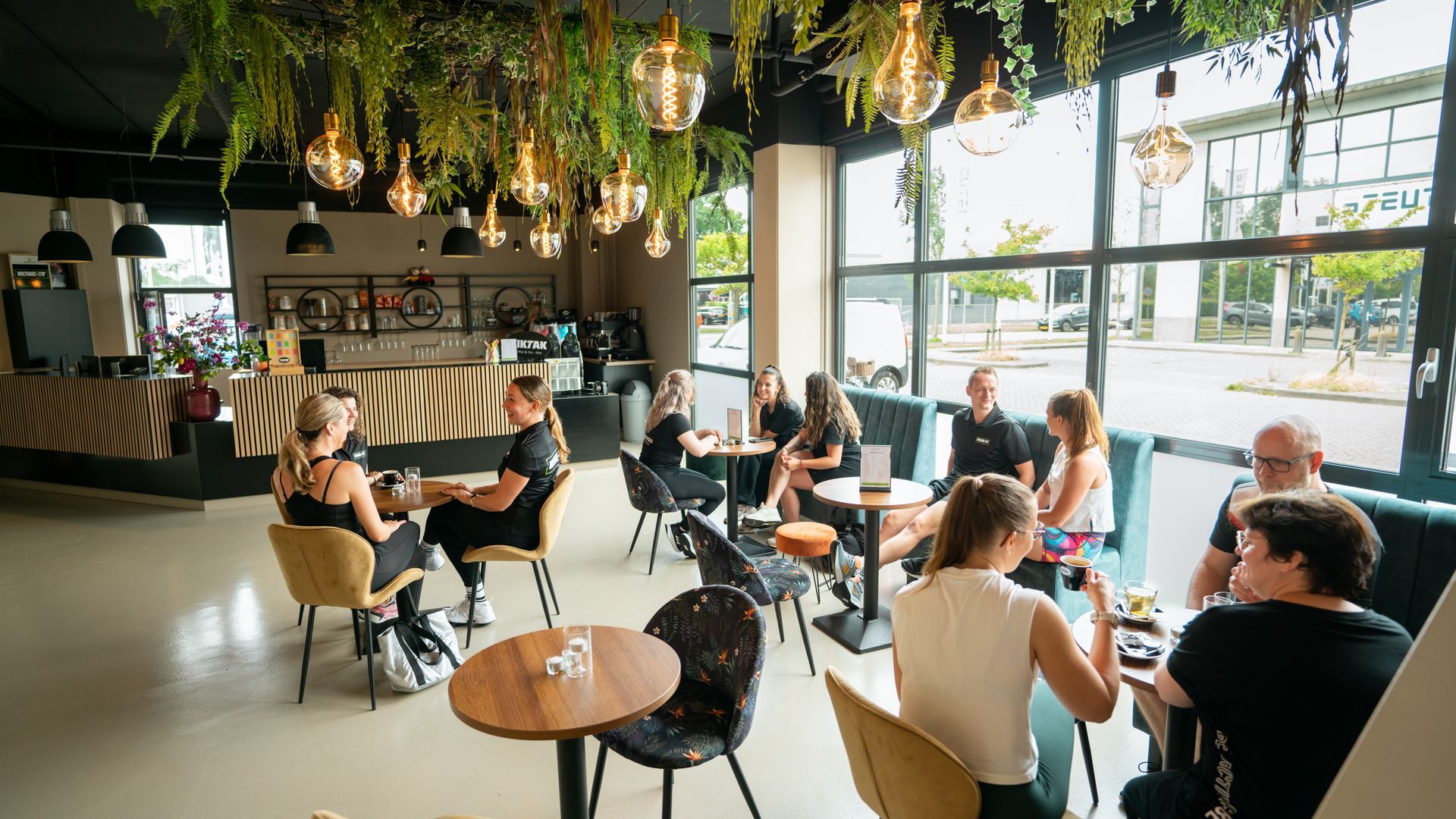 Een groep mensen danst in een dansstudio.