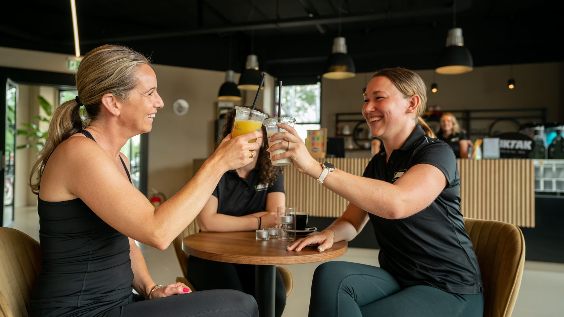 Een groep mensen doet oefeningen met pilatesballen in een sportschool.