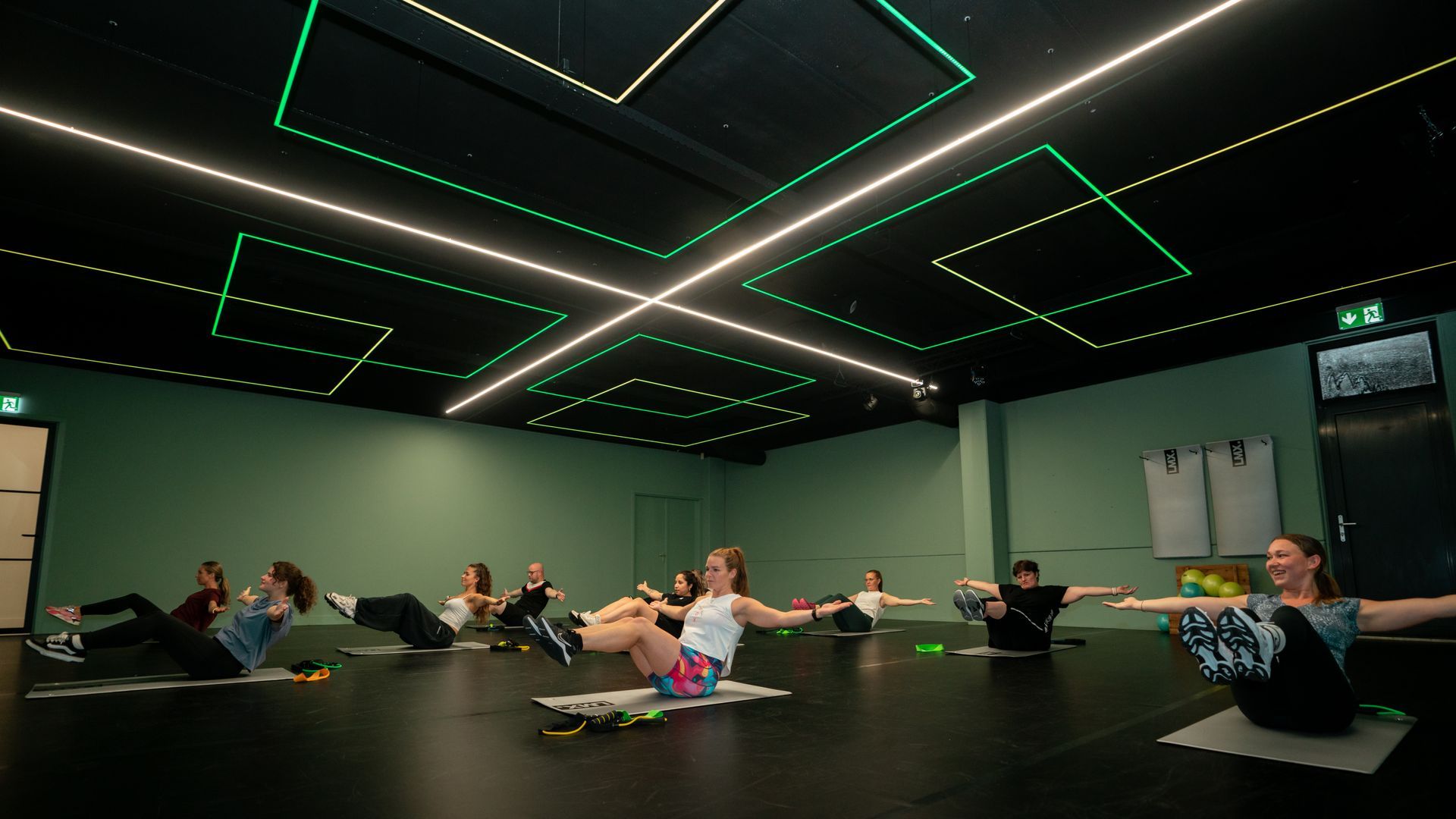 Een rij kettlebells staat opgesteld in een sportschool