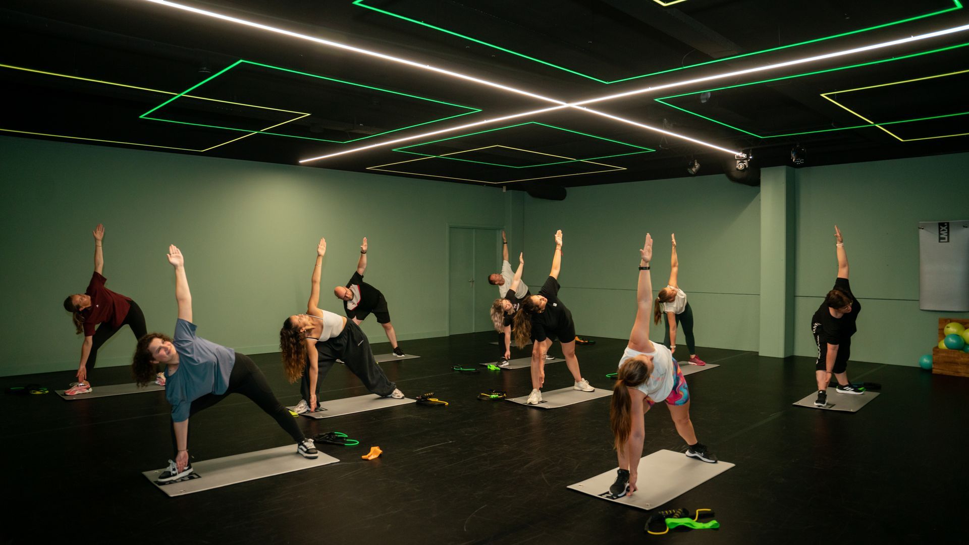 Een man rent op een loopband in een sportschool.