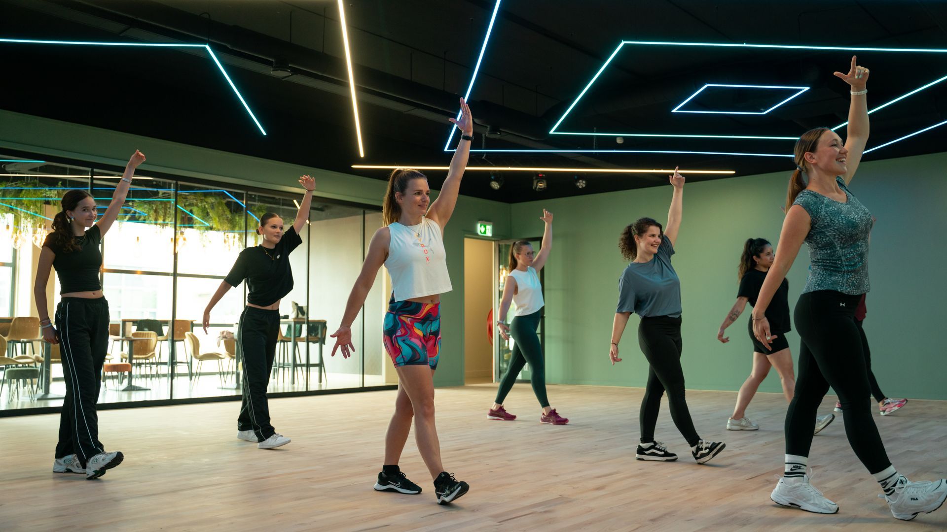 Een bruid en bruidegom omhelzen elkaar en de bruid draagt ​​een sluier.