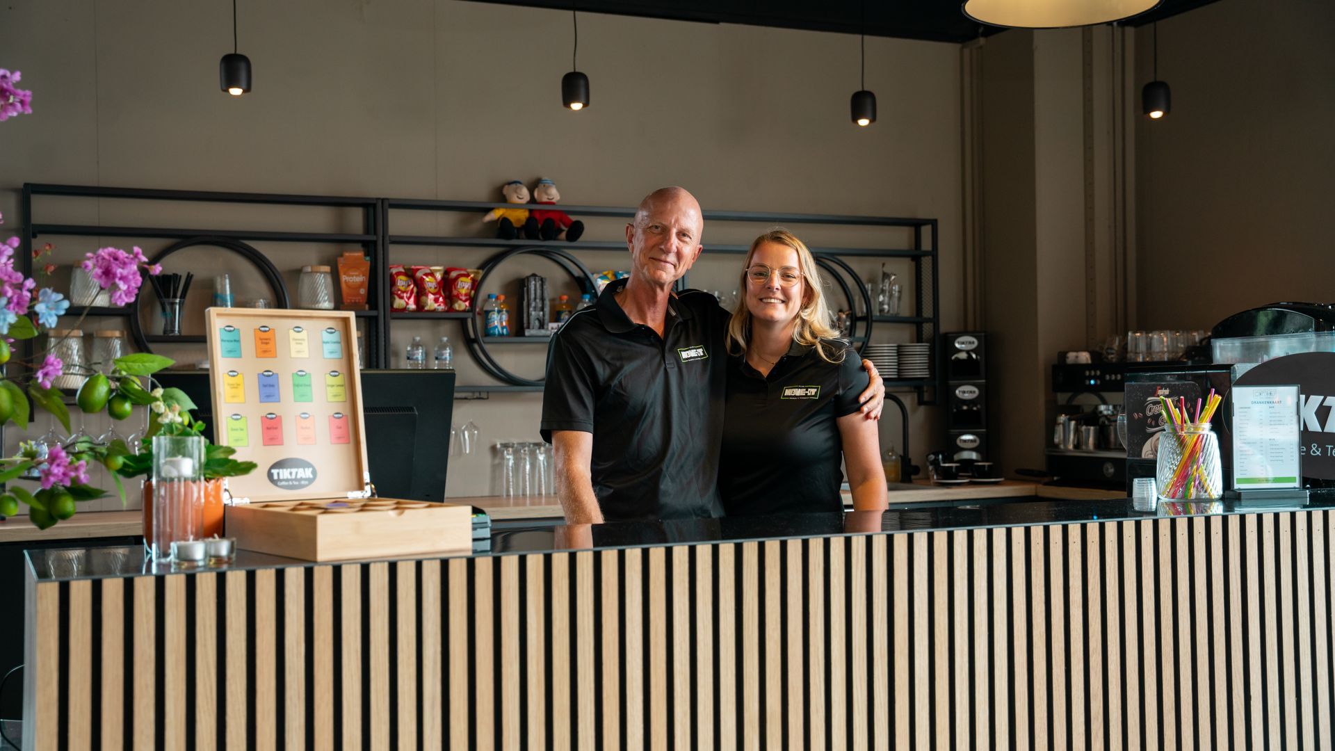 Een man rent op een loopband in een sportschool.