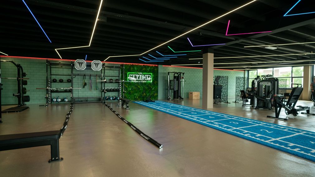 Een man rent op een loopband in een sportschool.