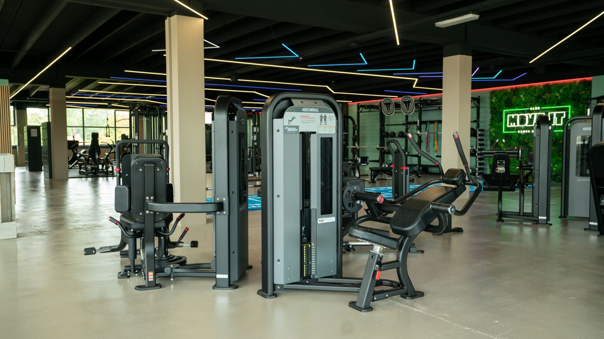 Een man rent op een loopband in een sportschool.