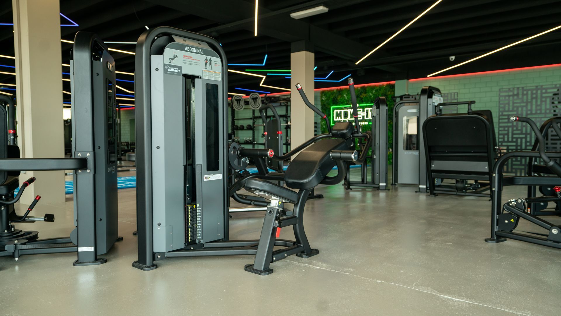 Een rij zwarte halters staat opgesteld in een sportschool