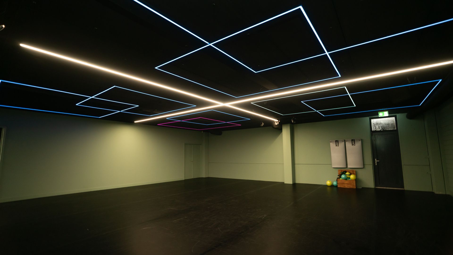 Een man en een vrouw dansen tango in een donkere kamer.