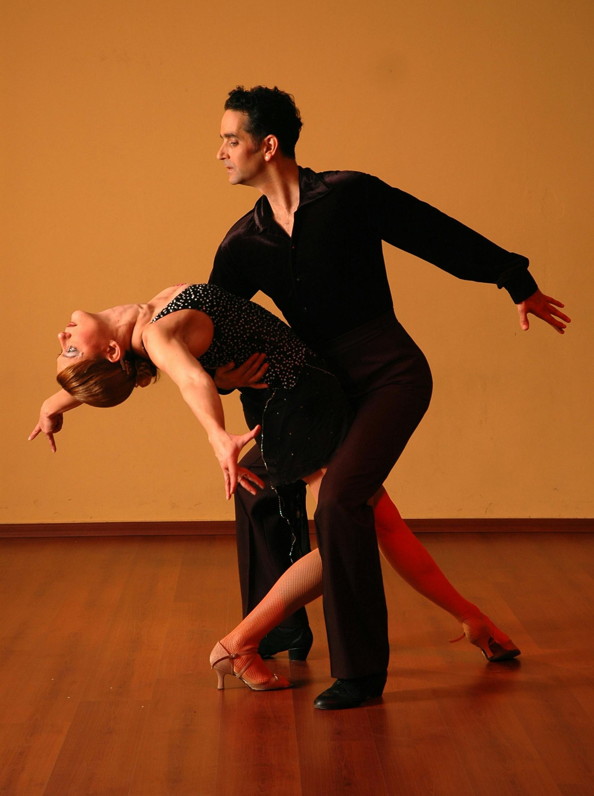 Een man en een vrouw dansen samen op een dansvloer