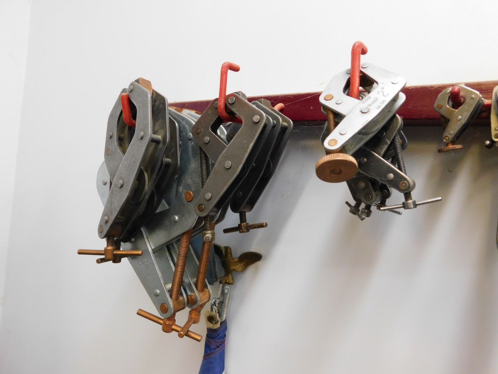 A bunch of tools are hanging on a wall