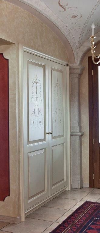 Doppie porte a pannelli bianchi.