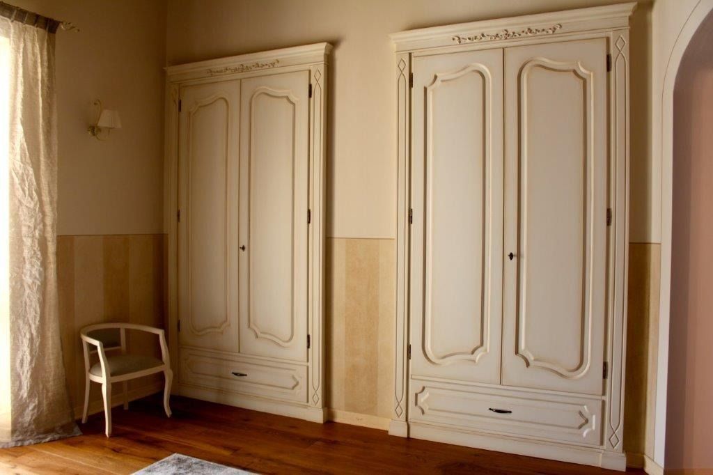 Due armadi alti bianchi in legno incassati su misura