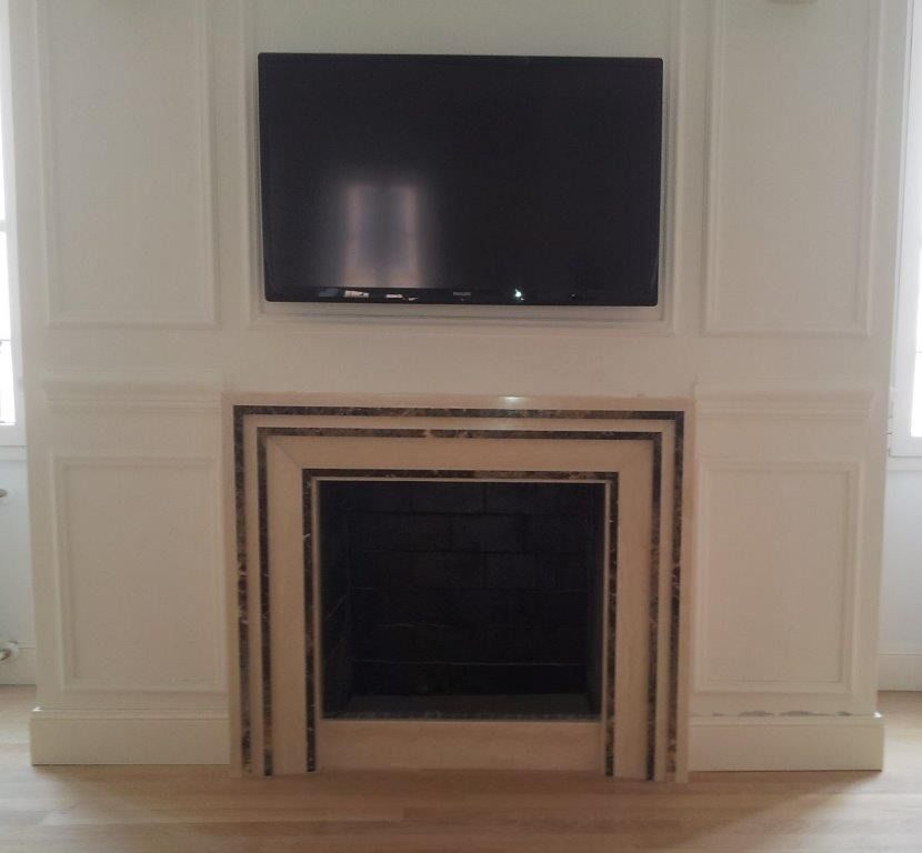 Televisore a parete con modanature decorative