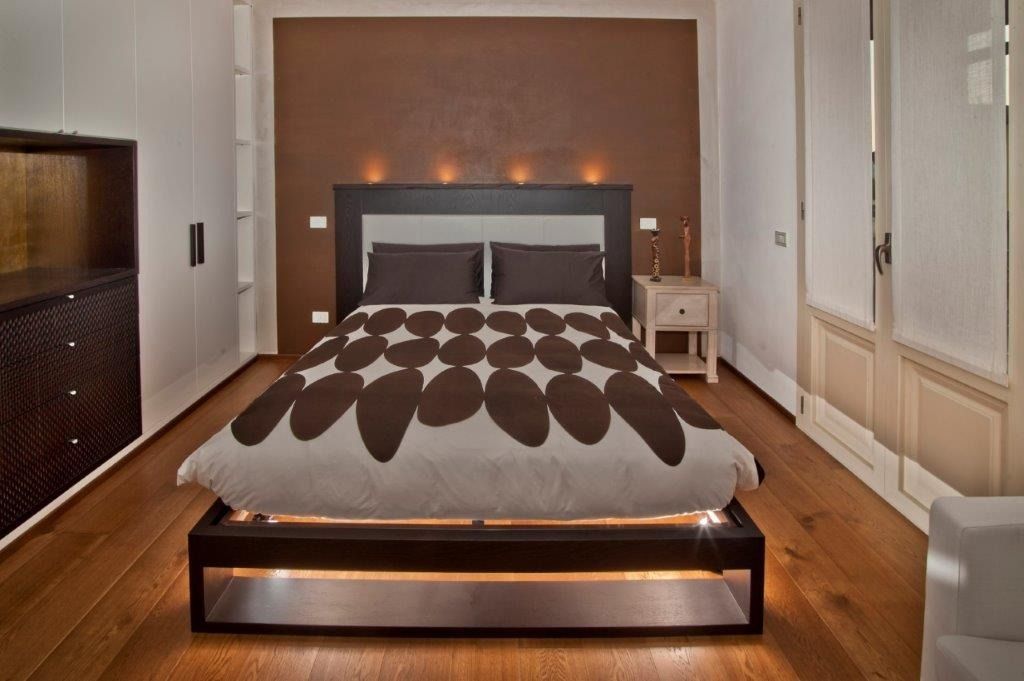 Camera da letto moderna.