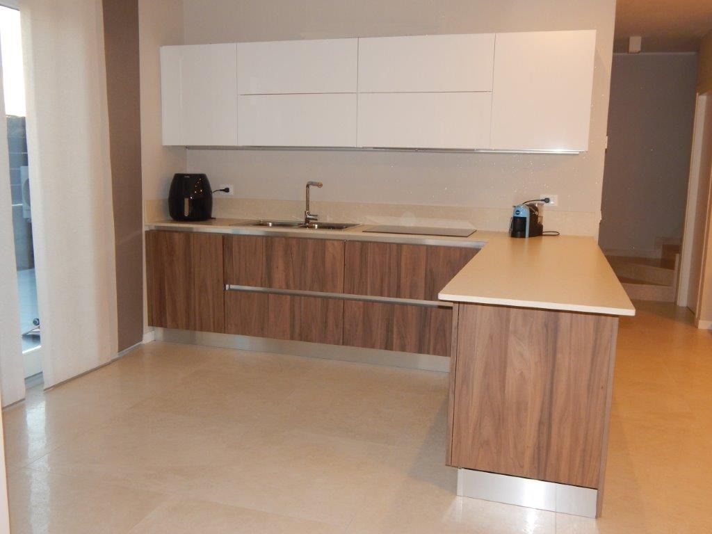 Cucina moderna con mobili bianchi, ripiani in legno 