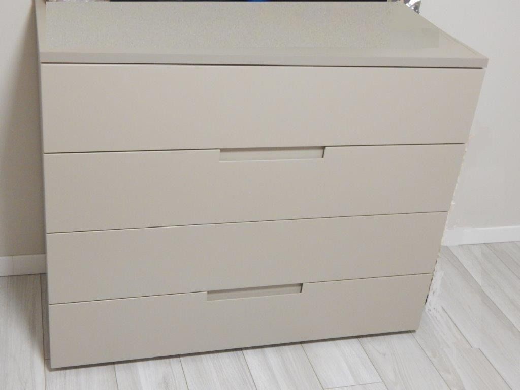 Cassettiera beige a quattro cassetti .