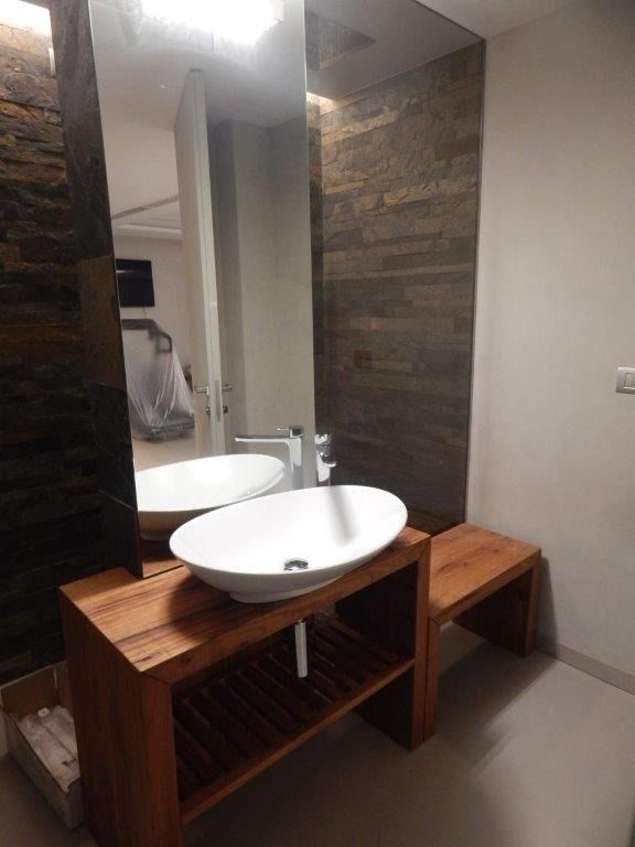 Mobile bagno con lavabo ovale, specchio e mobiletto in legno