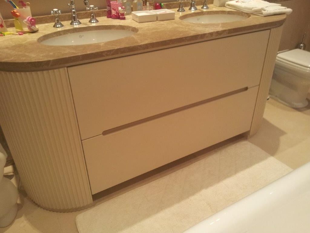 Mobile da bagno con doppio lavabo, mobiletto beige.