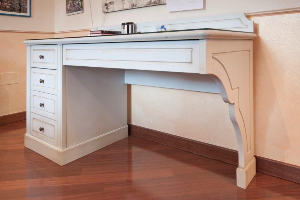 Scrivania bianca in stile vintage con cassetti.