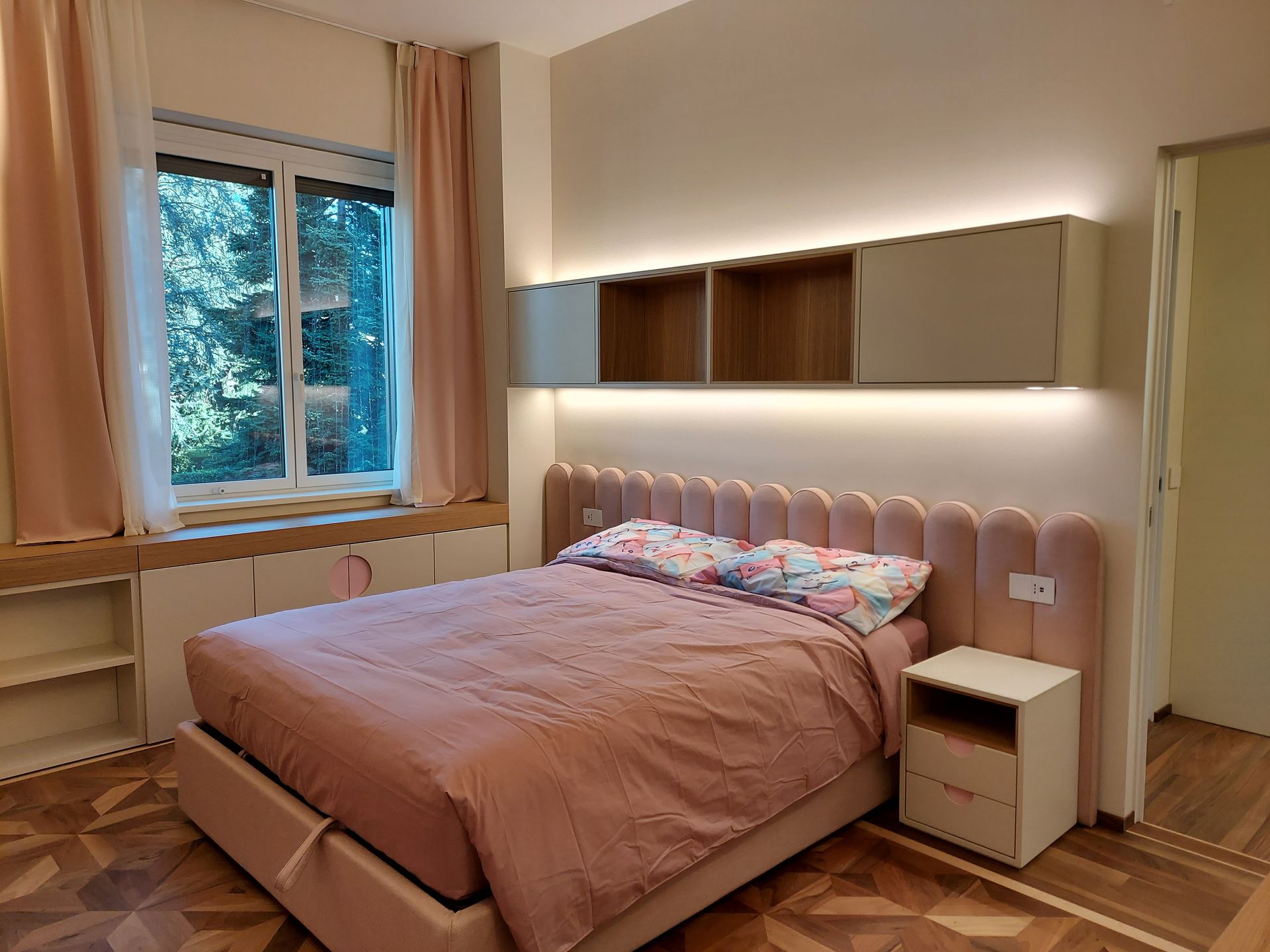 Accogliente camera da letto con armadietti a muro.