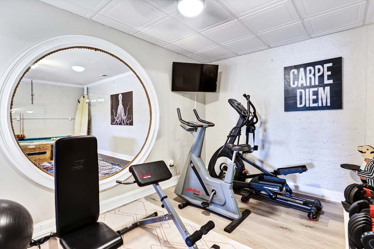 There is a sign on the wall that says `` carpe diem '' in a gym.