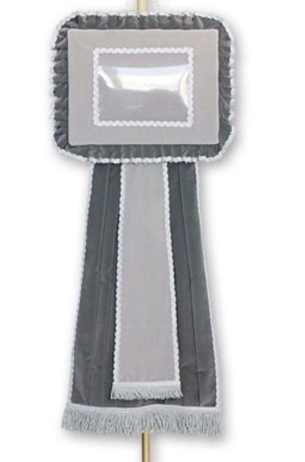 Nastro commemorativo grigio e bianco con una finestra quadrata trasparente e una frangia.