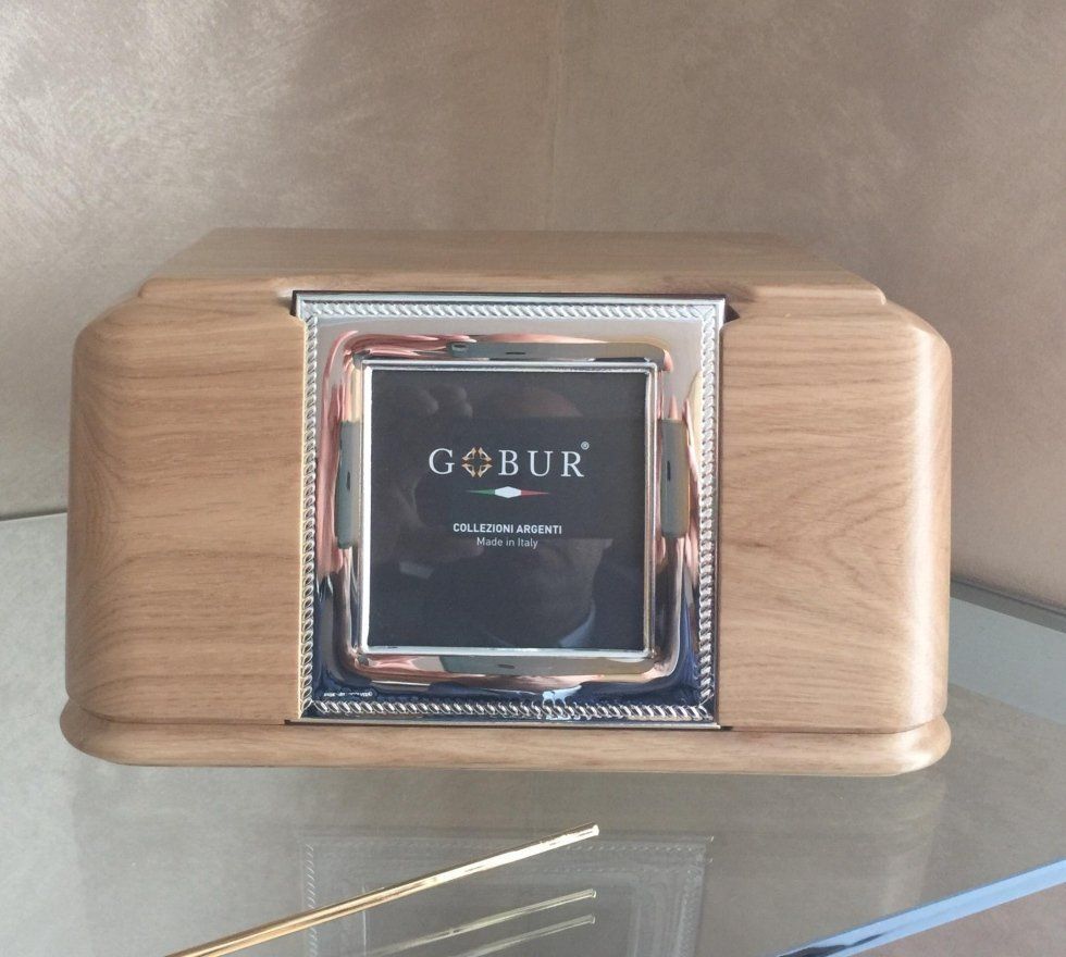 Scatola di legno con spazio per foto incorniciato in argento, etichettato 