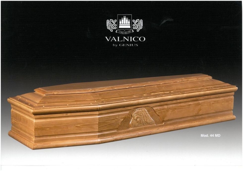 Cofanetto in legno, colore marrone medio, con il logo 