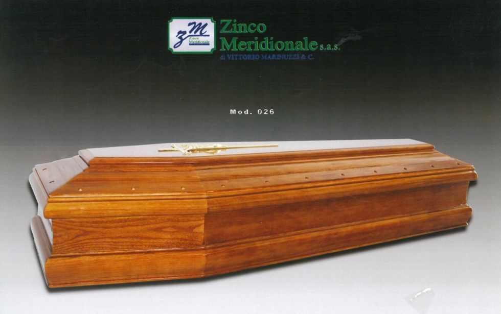 Cofanetto in legno marrone con il logo aziendale 