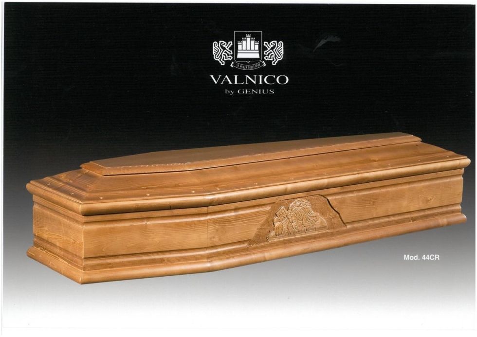 Cofanetto in legno con dettagli intagliati, su sfondo scuro. Logo Valnico nella parte superiore.