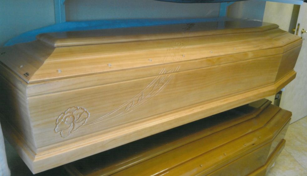 Bara di legno, marrone chiaro, impilata su un'altra. Un intaglio decorativo sul lato.