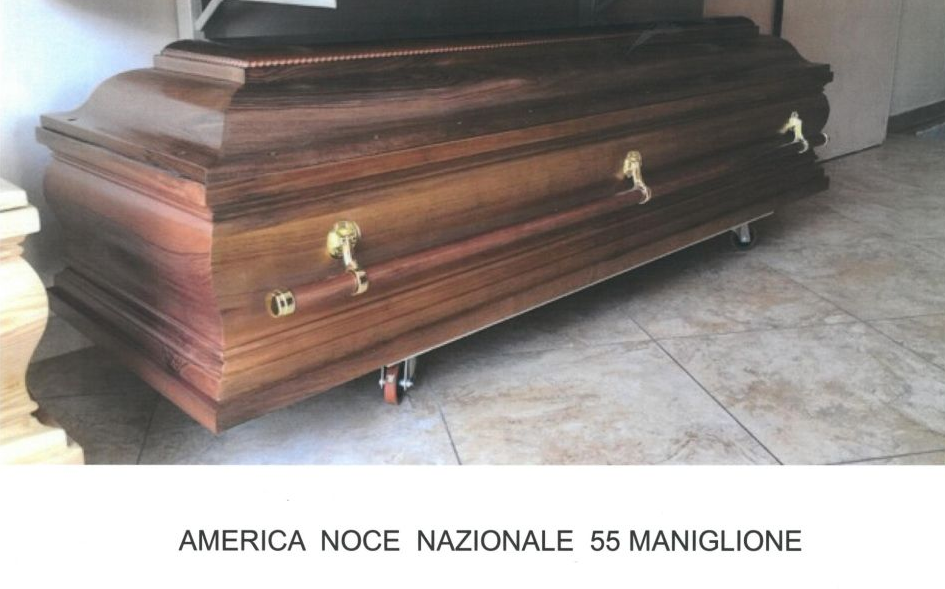 Bara in legno con maniglie in ottone su ruote.