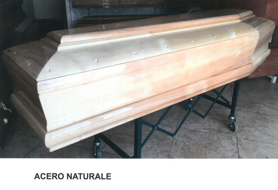 Bara di legno su un supporto di metallo nero, con la scritta 