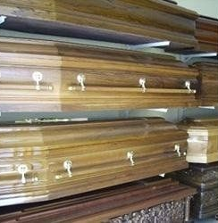 Bare di legno accatastate sugli scaffali di un magazzino.