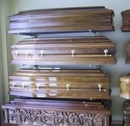 Bare di legno accatastate su uno scaffale in un negozio.