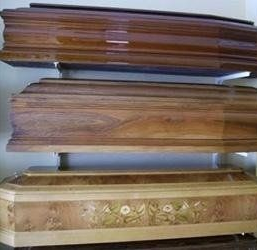 Tre bare di legno impilate sugli scaffali.