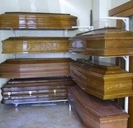 Bare di legno accatastate sugli scaffali di uno showroom.