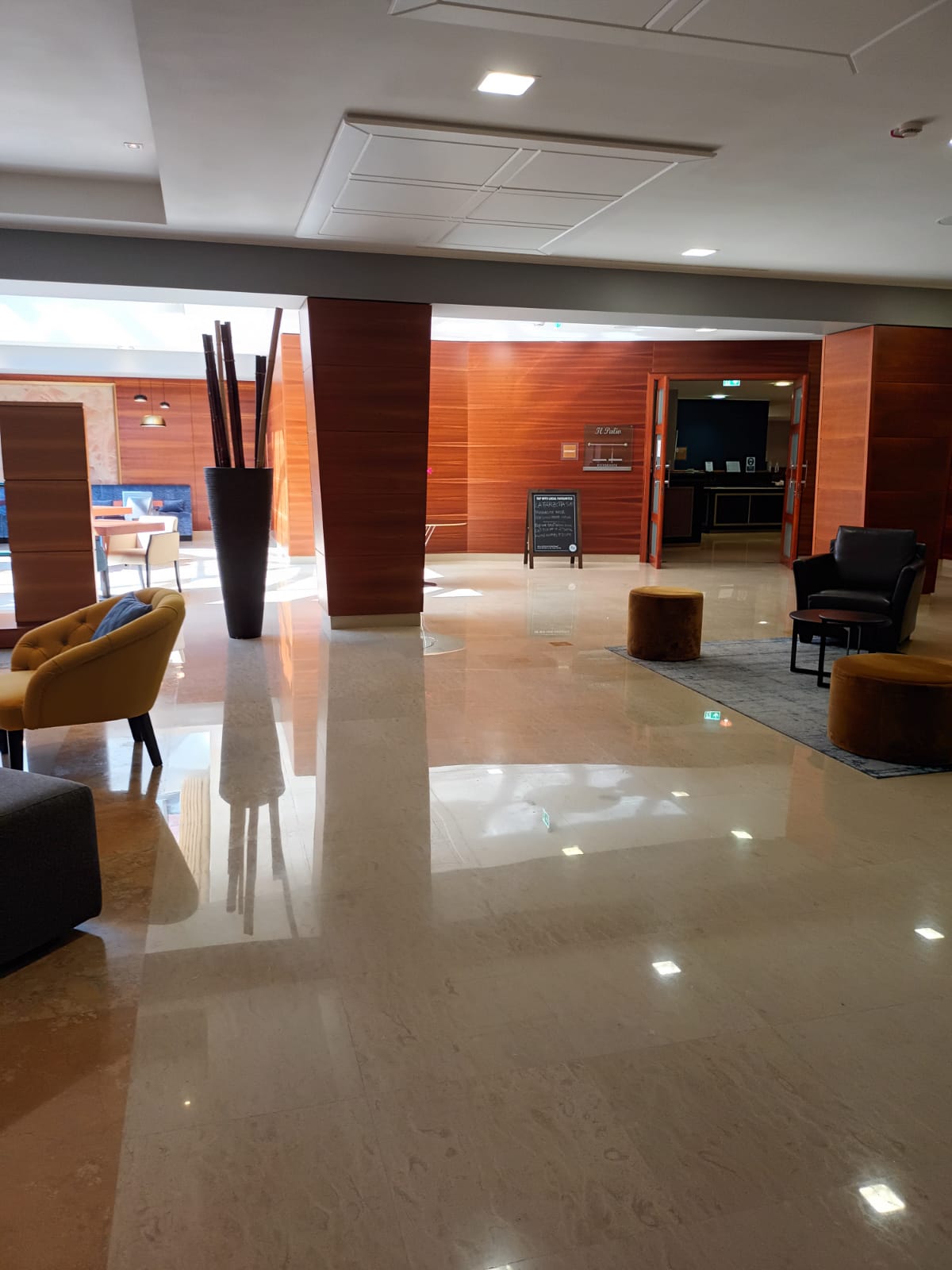 lucidatura pavimento interno in marmo