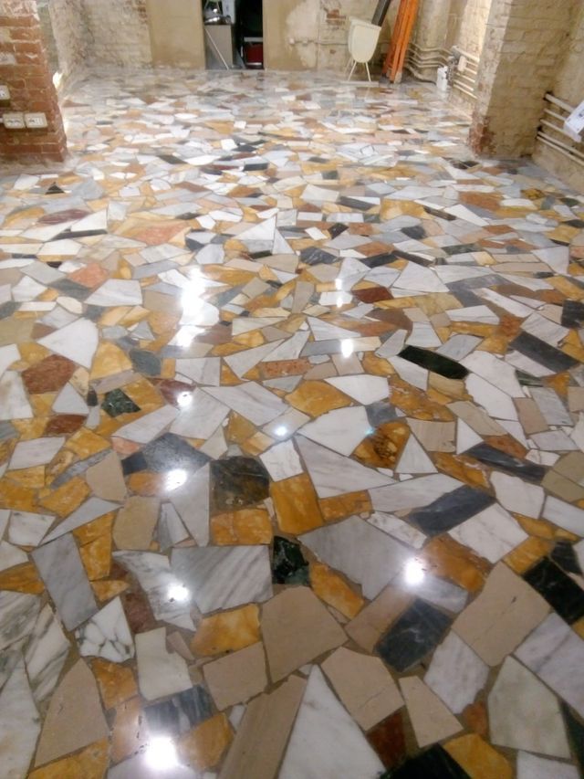 pavimento in marmo appena restaurato