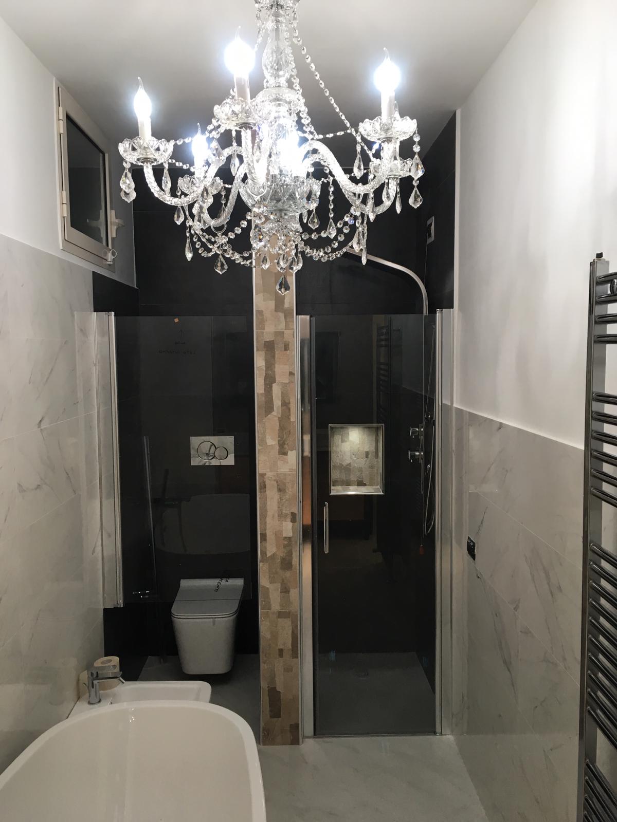 lampadario di cristallo in bagno di marmo