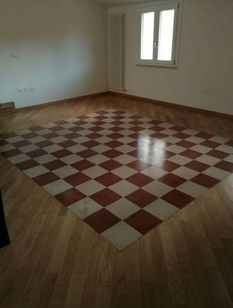 pavimento effetto scacchiera su parquet
