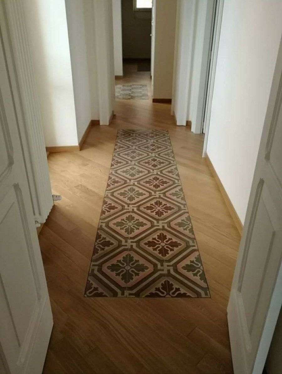 pavimento realizzato in parquet e mattonelle