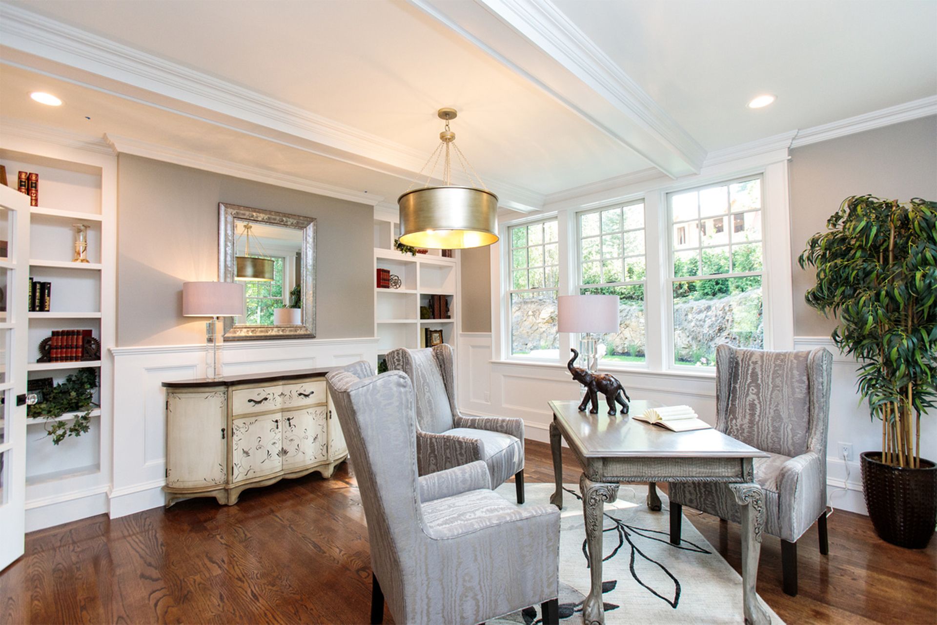 A living room with a table and chairs in it