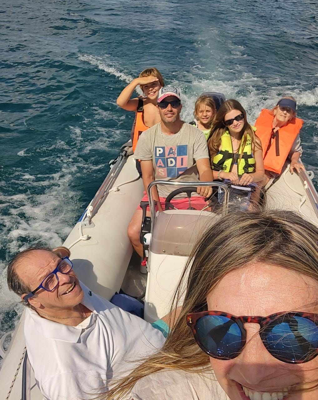 Tres barcos inflables atracados en un muelle de madera junto al agua.